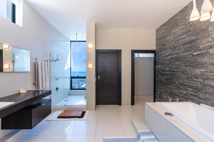 5 Bedroom Property for Sale in Fresnaye Western Cape